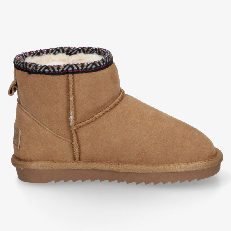 Warmer, bequemer Hausschuh in Camel mit weichem Innenfutter und rutschfester Sohle, seitliche Ansicht