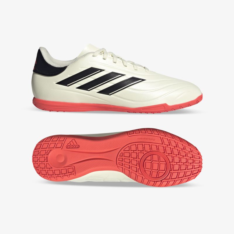 Leichter weißer Sportschuh mit schwarzem Streifen und roter, rutschfester Sohle für optimale Performance