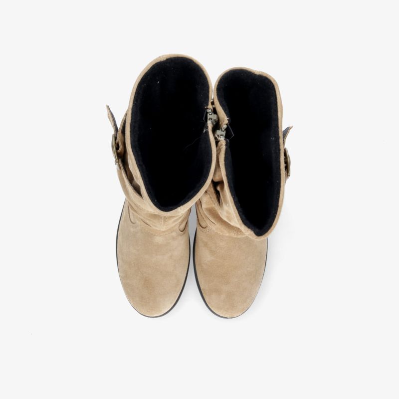 Beige Stiefel mit hohem Schaft und praktischem Reißverschluss, bequem und robust für vielseitigen Einsatz