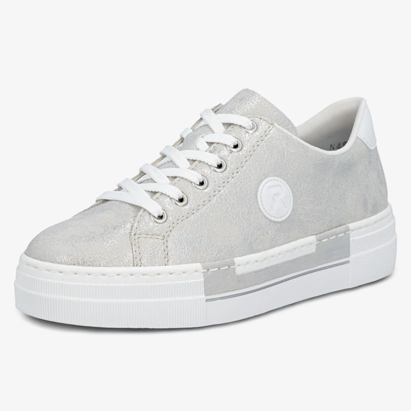 Modische weiße Sneakers für maximalen Komfort und Style.