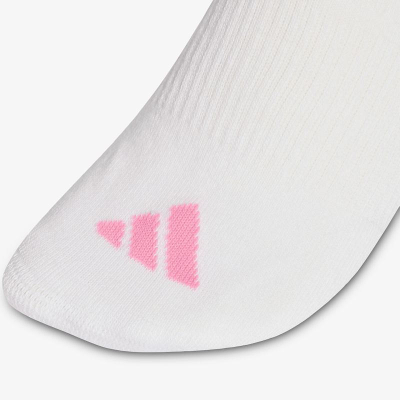 Detailaufnahme eines weißen Sockens mit weichem Material und rosa Markenlogo