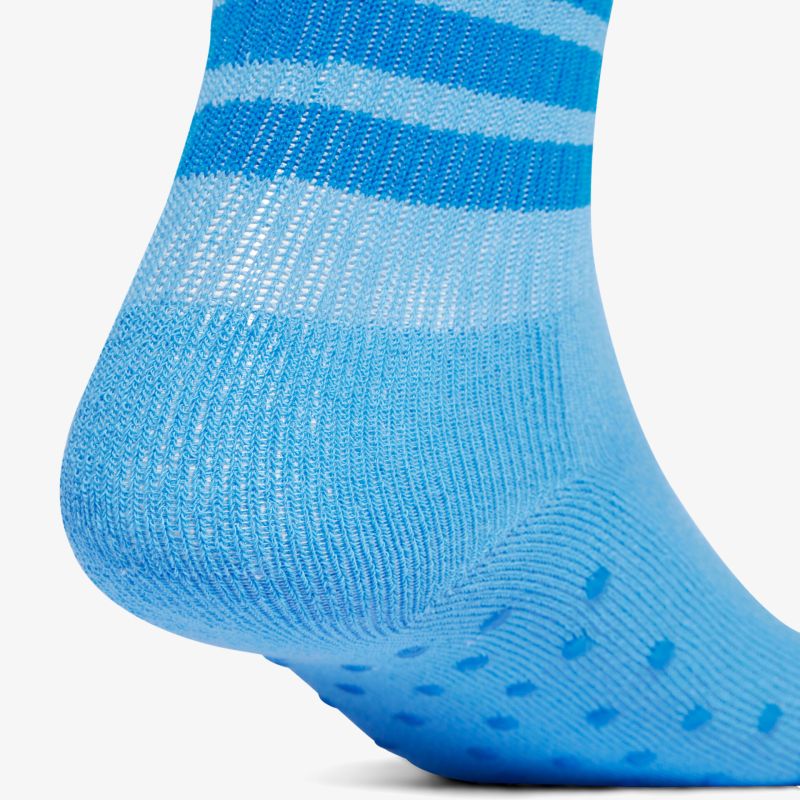 Detailaufnahme eines elastischen, atmungsaktiven Sportsocks mit rutschfesten Noppen