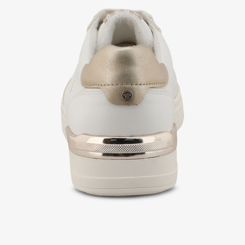 Weißer Sneaker mit metallic Details an Ferse und Sohle in klarer Rückansicht, sportlich und modern