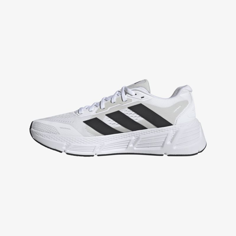 Moderner weißer Sportschuh mit schwarzen Details, ideal für Komfort und Leistung bei sportlichen Aktivitäten.