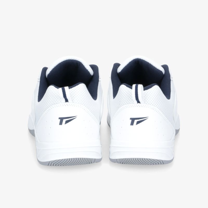 Weißer Sportschuh mit robustem Absatz und atmungsaktivem Material, rutschfeste Sohle, ideal für sportliche Aktivitäten