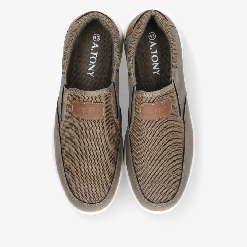 Beiges Slip-on Paar mit atmungsaktivem Material und rutschfester Sohle für hohen Tragekomfort