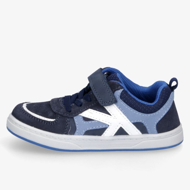 Sportlicher blauer Schuh mit leicht gepolsterter Innenseite und rutschfester Sohle in klarer Seitenansicht