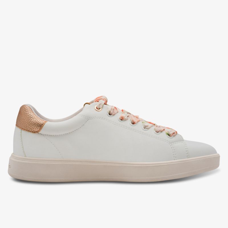 Moderner weißer Sneaker mit rosafarbenen Details, flacher bequemer Sohle und sportlichem Design seitlich gezeigt