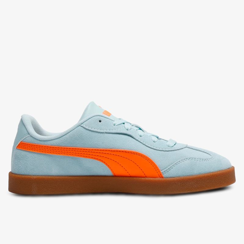 Seitliche Ansicht eines sportlichen, komfortablen Schuhs mit stylischem Design und leichter Sohle