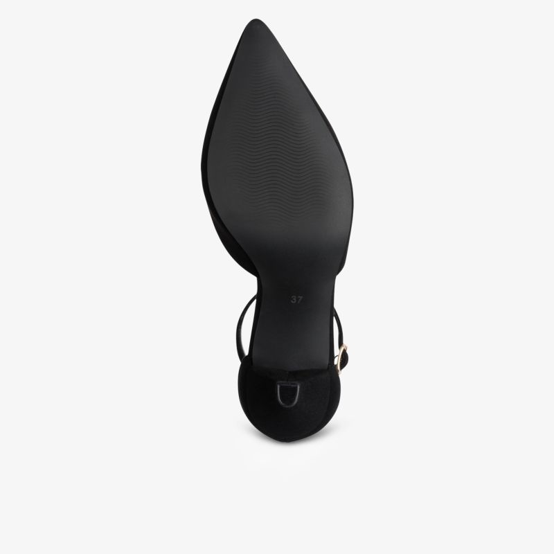 Elegante spitze Schuhspitze mit glatter schwarzer Sohle und feiner Verarbeitung für stilvollen Auftritt