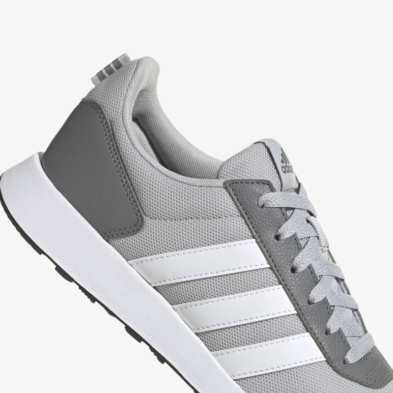 Sportlicher grauer Sneaker mit weißer Sohle, atmungsaktivem Material und gepolstertem Schaft für hohen Tragekomfort