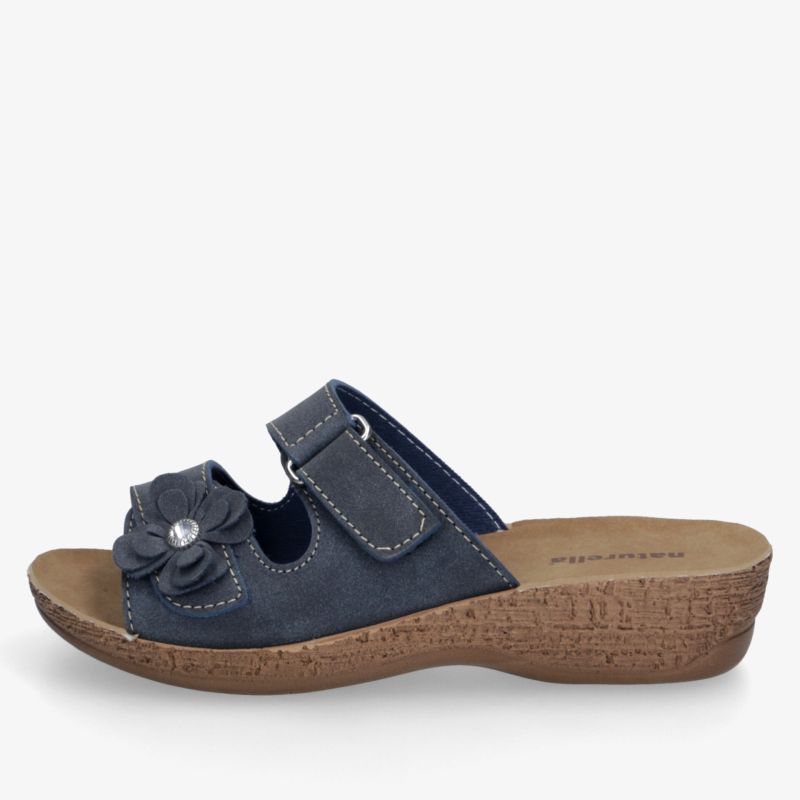 Bequemer Schuh mit verstellbarem Klettverschluss, dekorativer Blume und Keilabsatz in seitlicher Ansicht