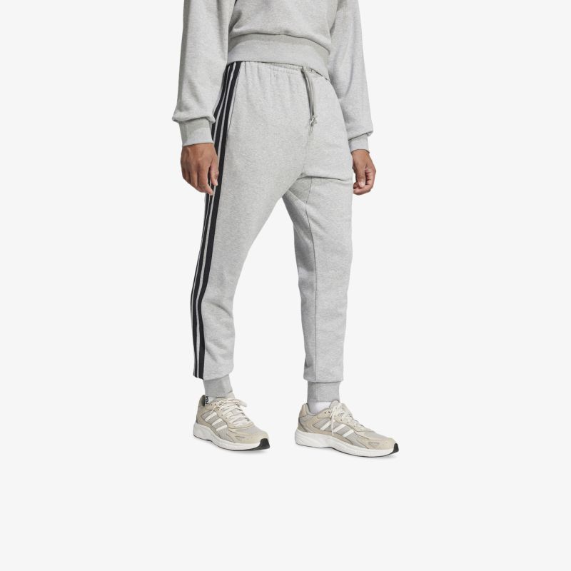 Bequeme leichte Sneaker mit robuster Sohle, ideal für sportliche Aktivitäten und vielseitigen Alltagsgebrauch getragen an Modell