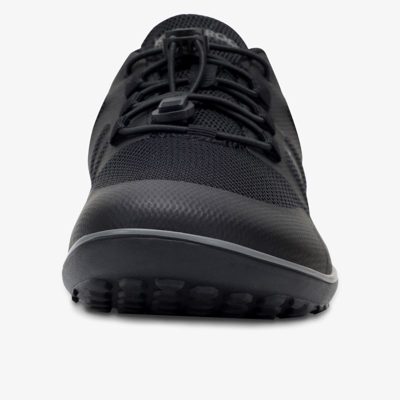 Schwarzer sportlicher Schuh mit atmungsaktivem Material und rutschfester Sohle in Frontansicht
