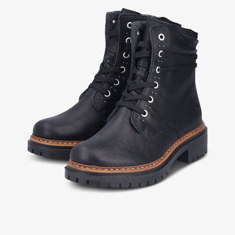 Schwarze Schnürstiefel mit robustem Blockabsatz und profilierter Gummisohle im schrägen Vorderansicht