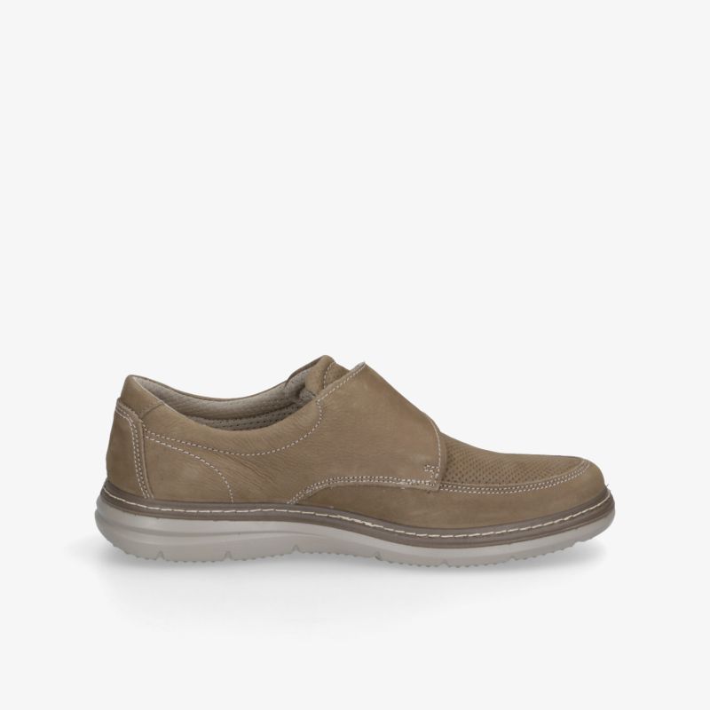 Bequemer brauner Schuh mit weichem Material und rutschfester Sohle in klarer seitlicher Ansicht