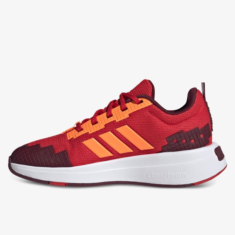 Moderner leichter Laufschuh in rot mit atmungsaktivem Material und rutschfester Sohle, seitliche Ansicht
