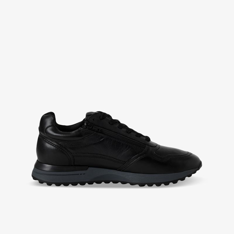 Schwarzer Sneaker in klarer Seitenansicht, sportlich und bequem mit rutschfester Sohle und modernem Design