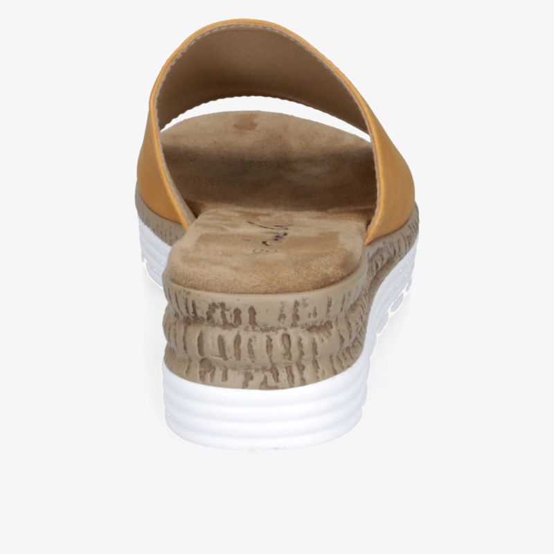 Stylische Keilsandale mit bequemem Fußbett und rutschfester Sohle für den täglichen Komfort.