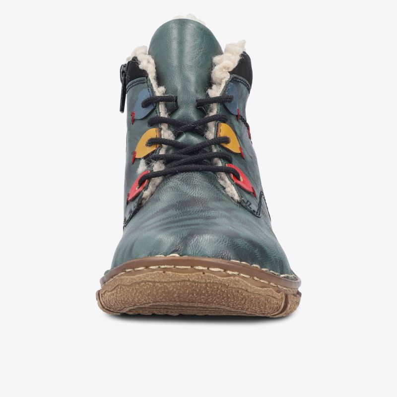 Grüner Schuh mit robuster Sohle und warmem Innenfutter, frontal aufgenommen, modische schwarze Schnürung