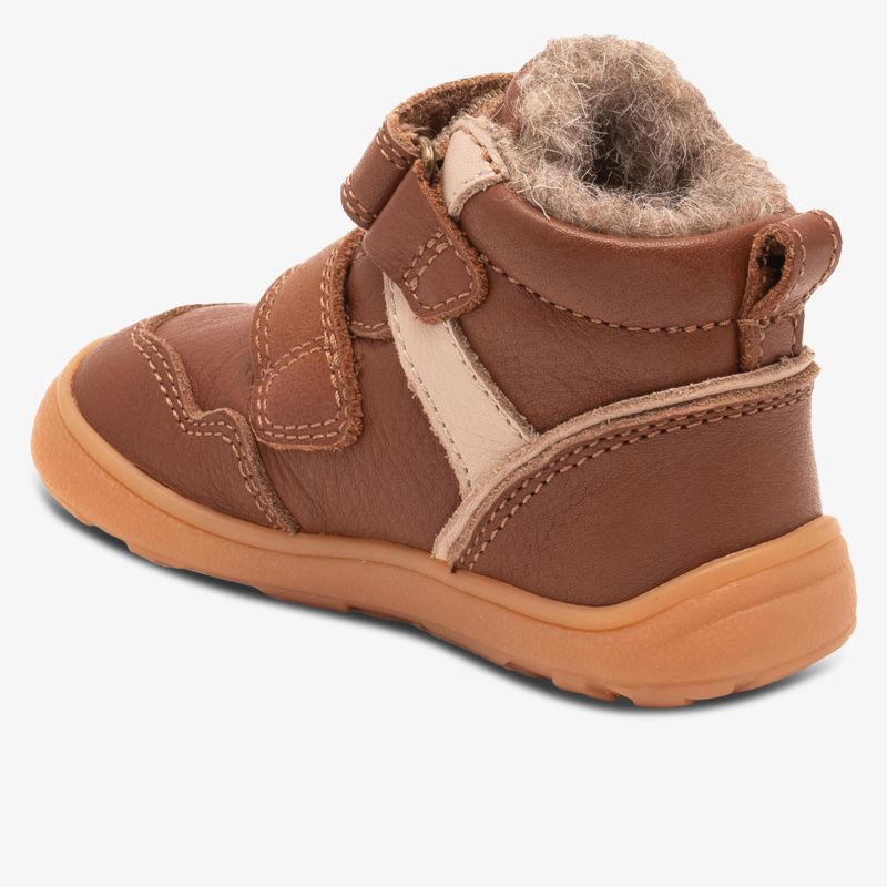 Bequemer Kinderschuh mit kuscheliger Innenfütterung und flexibler, rutschfester Sohle in braun