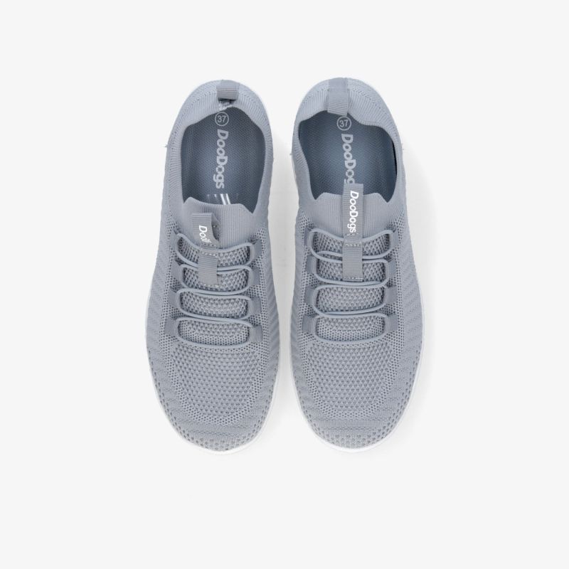 Atmungsaktive, leichte graue Sneaker mit bequemen Schnürsenkeln und modernem Design, Draufsicht auf das Paar
