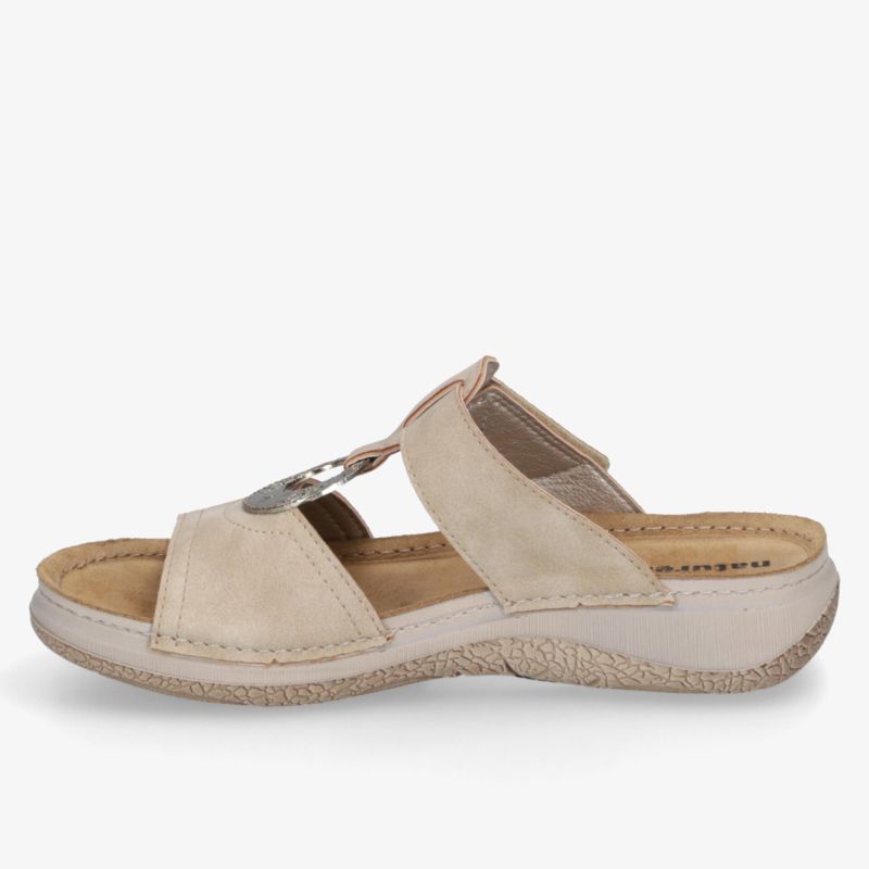 Beige Komfortsandale seitlich mit rutschfester Sohle und modischem Design, ideal für Freizeit und Alltag.