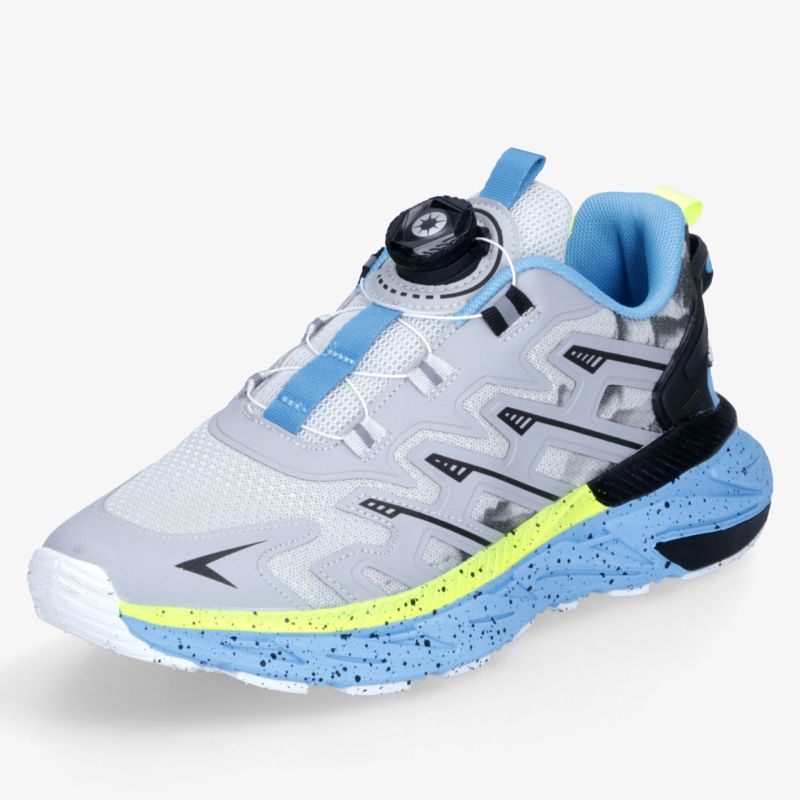 Moderner Sneaker in Grau mit blauem Innenfutter und neonfarbenen Akzenten in schräger Vorderansicht