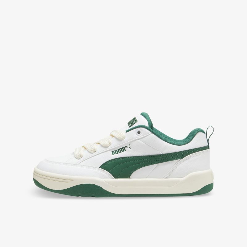 Weiß-grüner Puma Sneaker mit moderner Optik und komfortabler, strapazierfähiger Verarbeitung, seitliche Ansicht