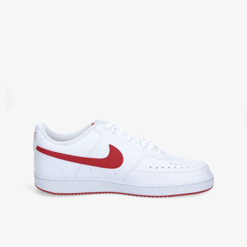 Weißer sportlicher Sneaker mit rotem Logo, leicht und bequem, perfekte Passform für Alltag und Freizeit
