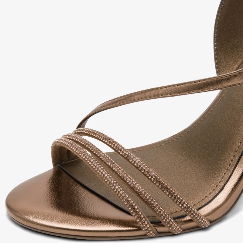 Schräg vorne Aufnahme eines eleganten metallic Riemchen Absatzschuhs mit feinen Details