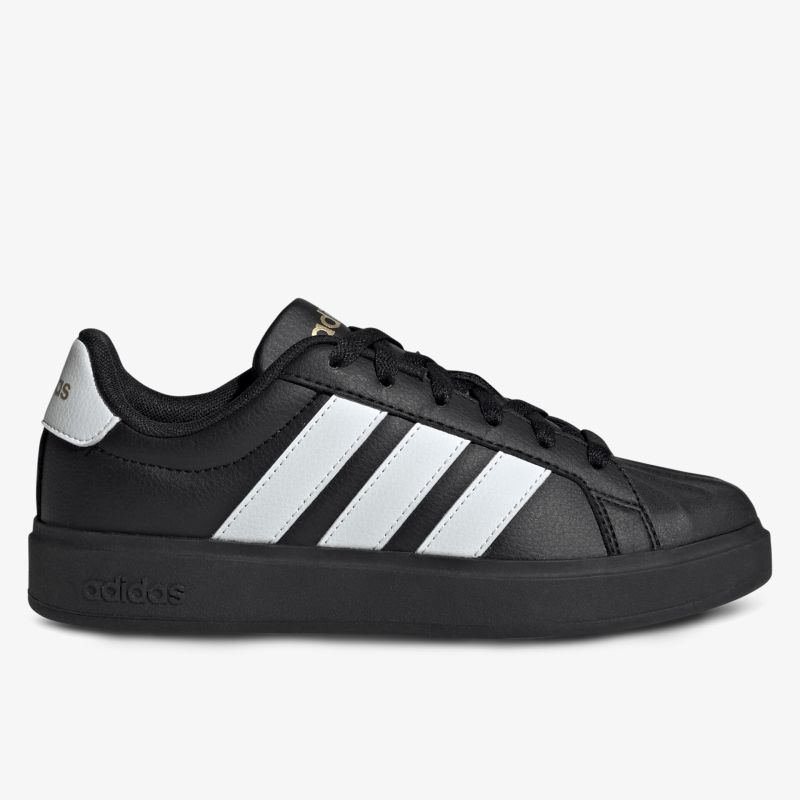 Seitliche Ansicht eines klassischen schwarzen Sneakers mit weißen Streifen und bequemem Design