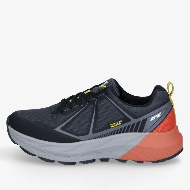 Moderner sportlicher Laufschuh in Schwarz und Orange mit stabiler Sohle und atmungsaktivem Material