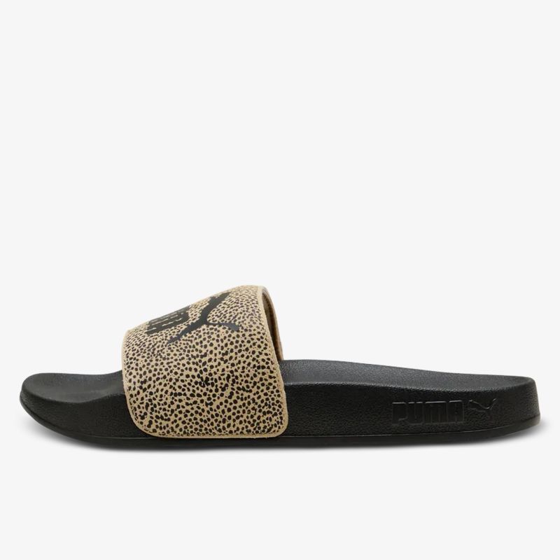 Seitliche Ansicht eines bequemen und stylischen Puma Slide mit rutschfester Sohle und leichtem Material