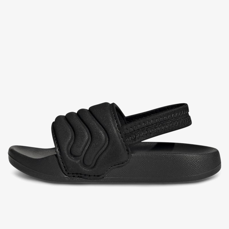 Schwarze Sandale mit gepolstertem Riemen und rutschfester Sohle, seitliche Ansicht