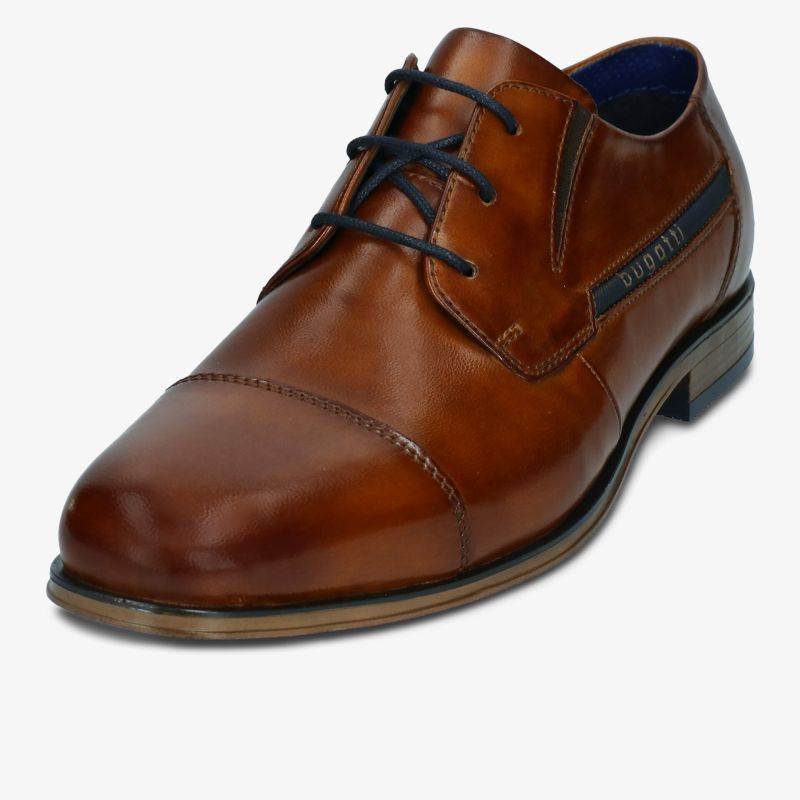 Eleganter brauner Lederschuh mit Schnürung, klassischer Form und glänzendem Finish in schräg vorderer Ansicht