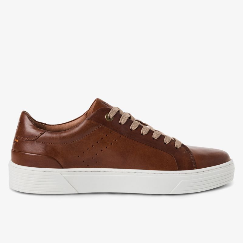 Seitliche Ansicht brauner Sneaker mit weißer Sohle, sportlich und bequem für den Alltag