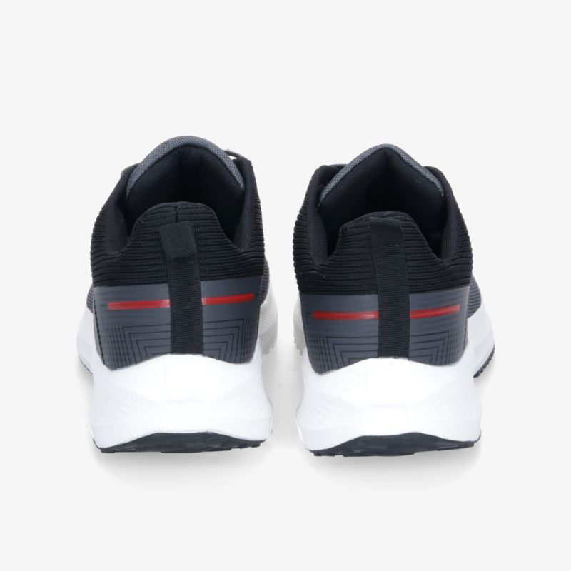 Rückansicht eines Sportschuhpaars mit gepolsterter Ferse und rutschfester Sohle für optimalen Komfort