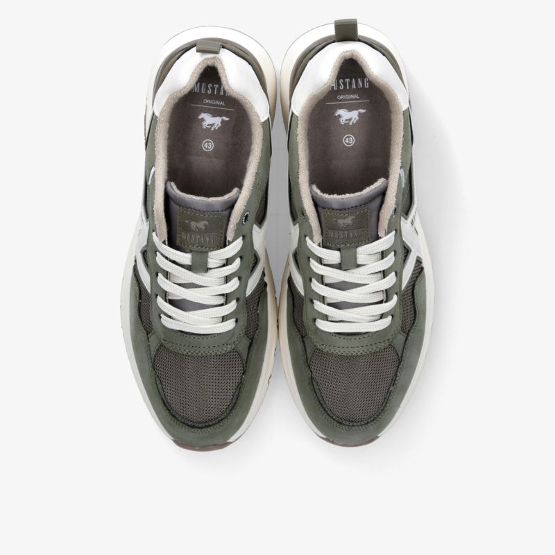 Olivfarbene Sportschuhe mit weißer Sohle und Schnürsenkeln, bequem und atmungsaktiv aus der Draufsicht