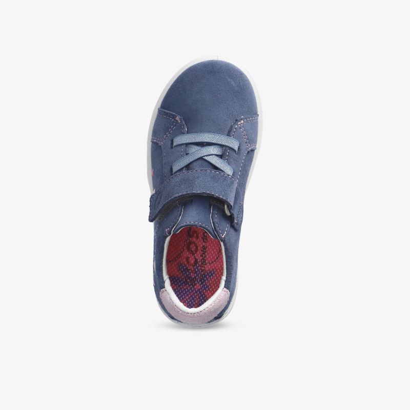 Blauer Sneaker mit praktischem Klettverschluss, atmungsaktivem Material und rutschfester Sohle, Draufsicht von oben