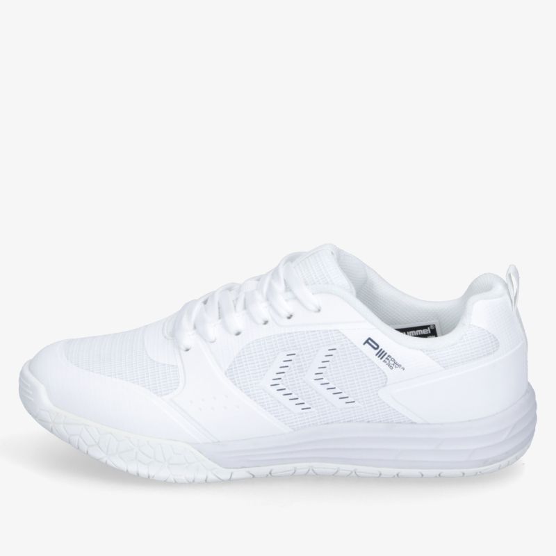 Weißer leichter Sportschuh mit atmungsaktivem Material und flexibler Sohle, ideal für sportliche Aktivitäten