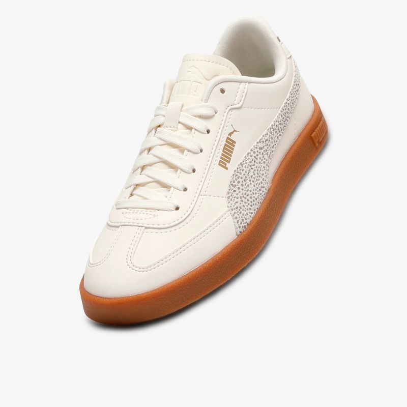 Weißer Puma Sneaker mit brauner Gummisohle und klassischer Schnürung, sportlich und stylisch