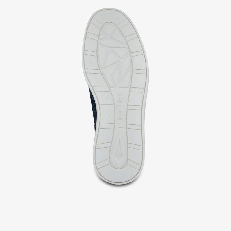 Weißer Schuh mit rutschfester und profilierter Sohle für optimalen Halt und Komfort bei jedem Schritt