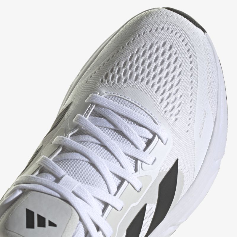 Moderner, atmungsaktiver Sportschuh in Weiß mit stilvollem Design und hohem Tragekomfort.