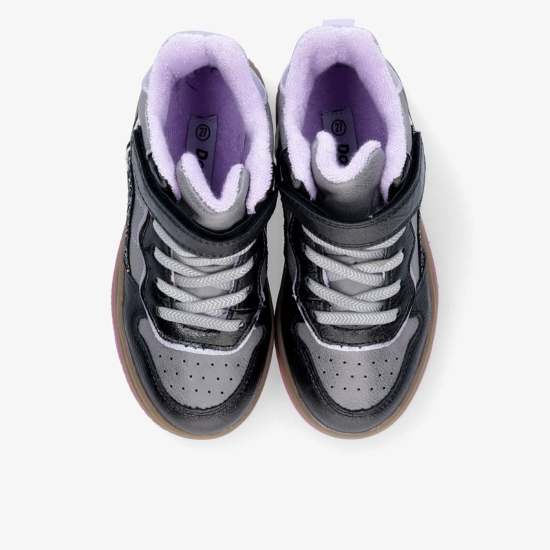 Zwei Sportschuhe in Schwarz und Lila mit guter Polsterung und robuster Schnürung von oben gesehen