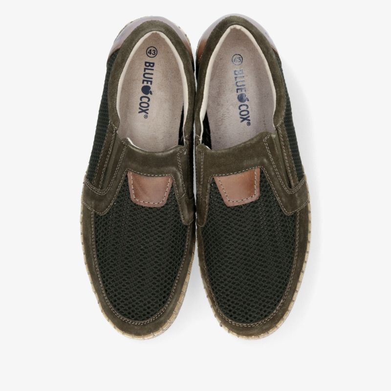 Bequemes Paar atmungsaktiv gestalteter Slip-On Freizeitschuhe mit flexibler, rutschfester Sohle in Draufsicht
