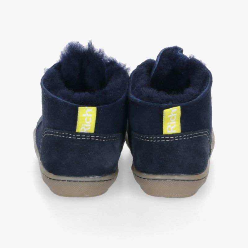 Rückansicht von warm gefütterten, bequemen Schuhen mit rutschfester Sohle und weichem Material in Navy Blau