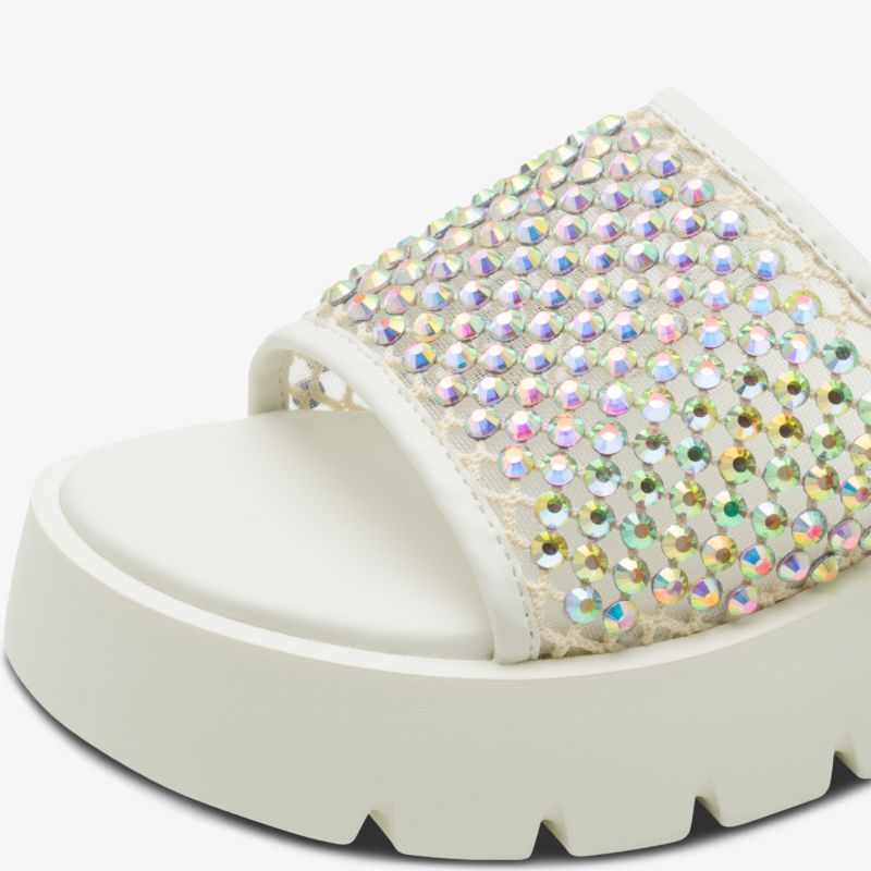 Plateauschuh mit funkelnden Steinen, bequeme Sohle und offenem Design, perfekt für sommerliche Looks