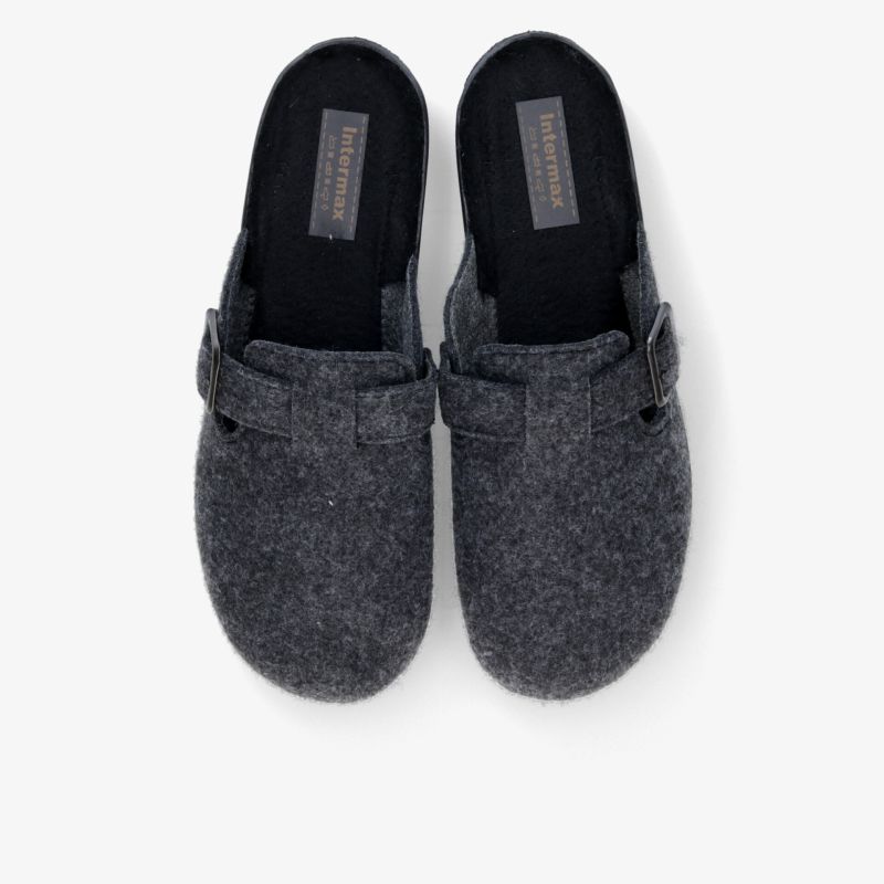 Gemütliche Hausschuhe aus grauem Wollfilz, weich und warm mit rutschfester Sohle, Paaransicht von oben