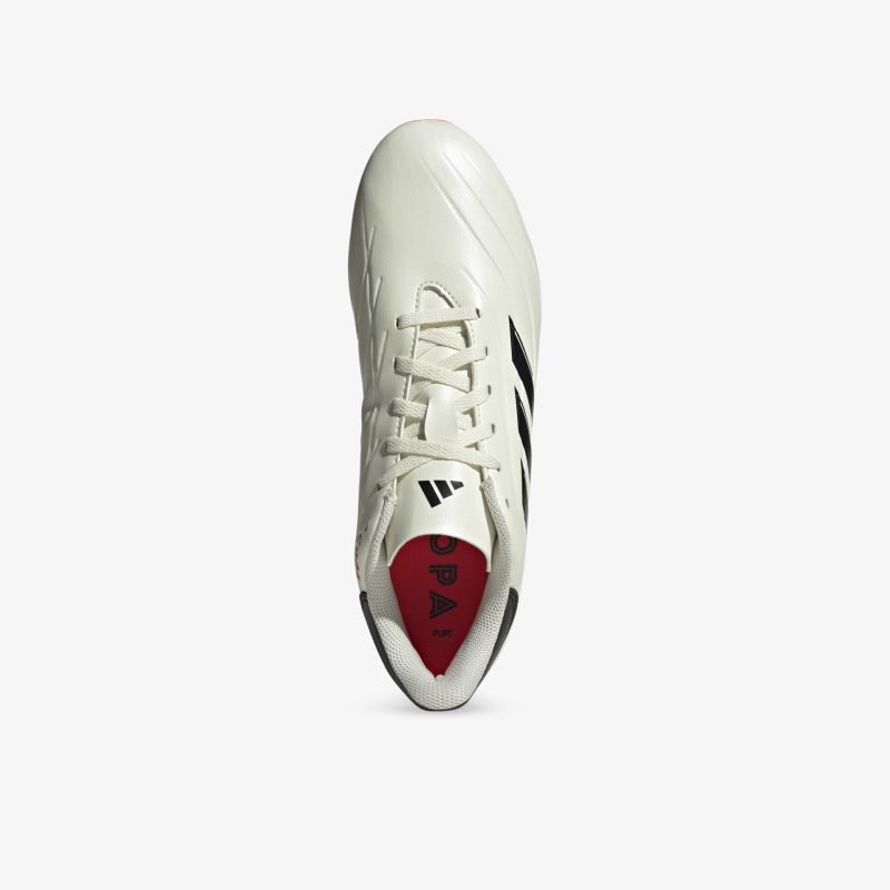 Moderner weißer Sportschuh mit leichter Schnürung und rutschfester Sohle, ideal für vielseitige sportliche Aktivitäten
